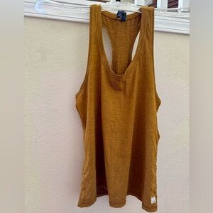 Vuori Lux Performance Tank, size Large